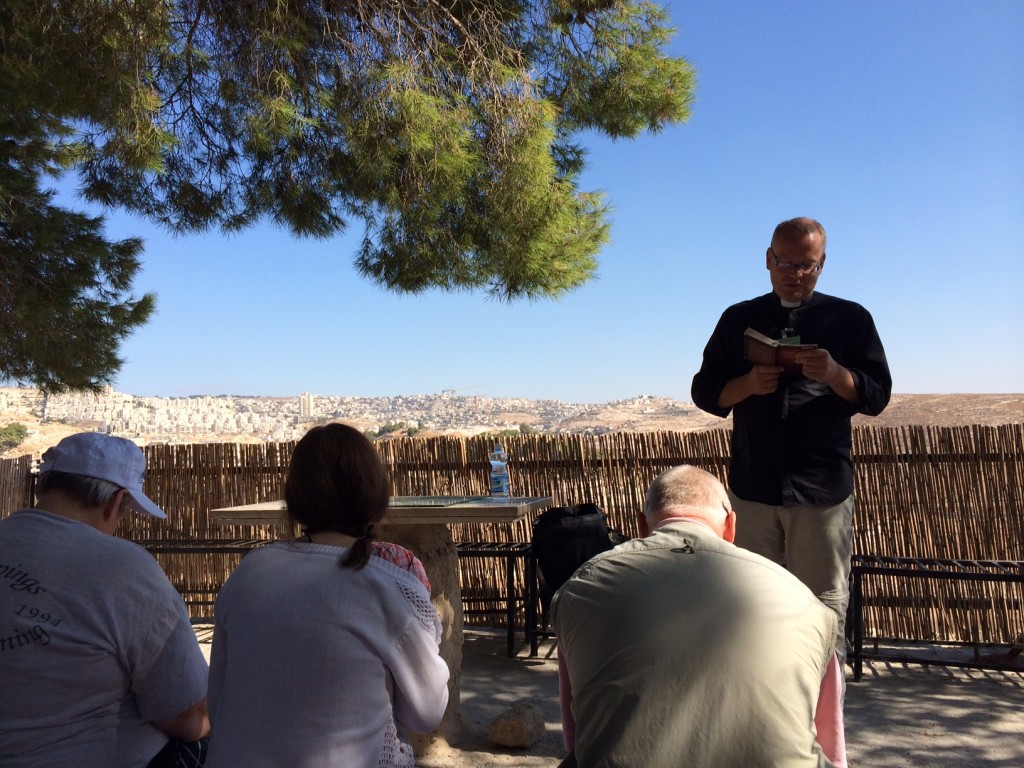 : På Herdarnas äng i Betlehem, Urban läser bibeltexten för oss 