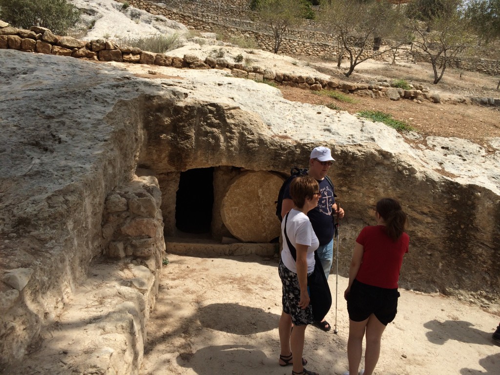 Här har några just kommit ut från grottan som föreställer den grav Jesus lades i.