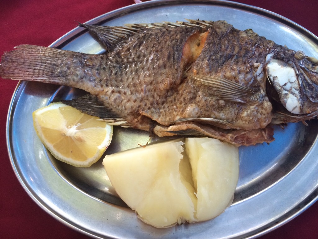 Petrusfisk på tallriken, med huvud, fjäll och allt