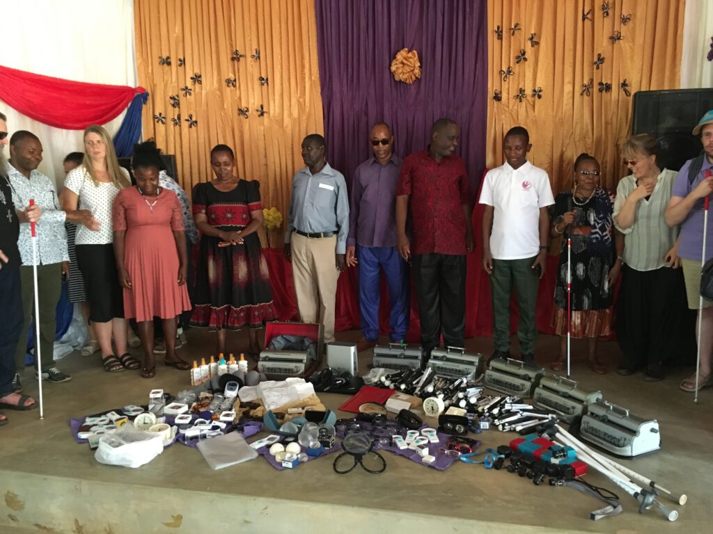 Några från Syskonbandet och TCAB står framför ett stort antal hjälpmedel som lagts ut framför dem.