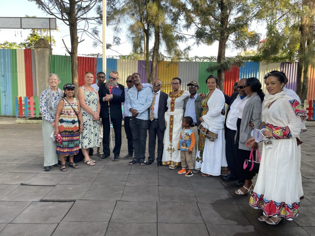 En grupp syskonbandare och BCA-styrelsen finklädda vid jubileum.